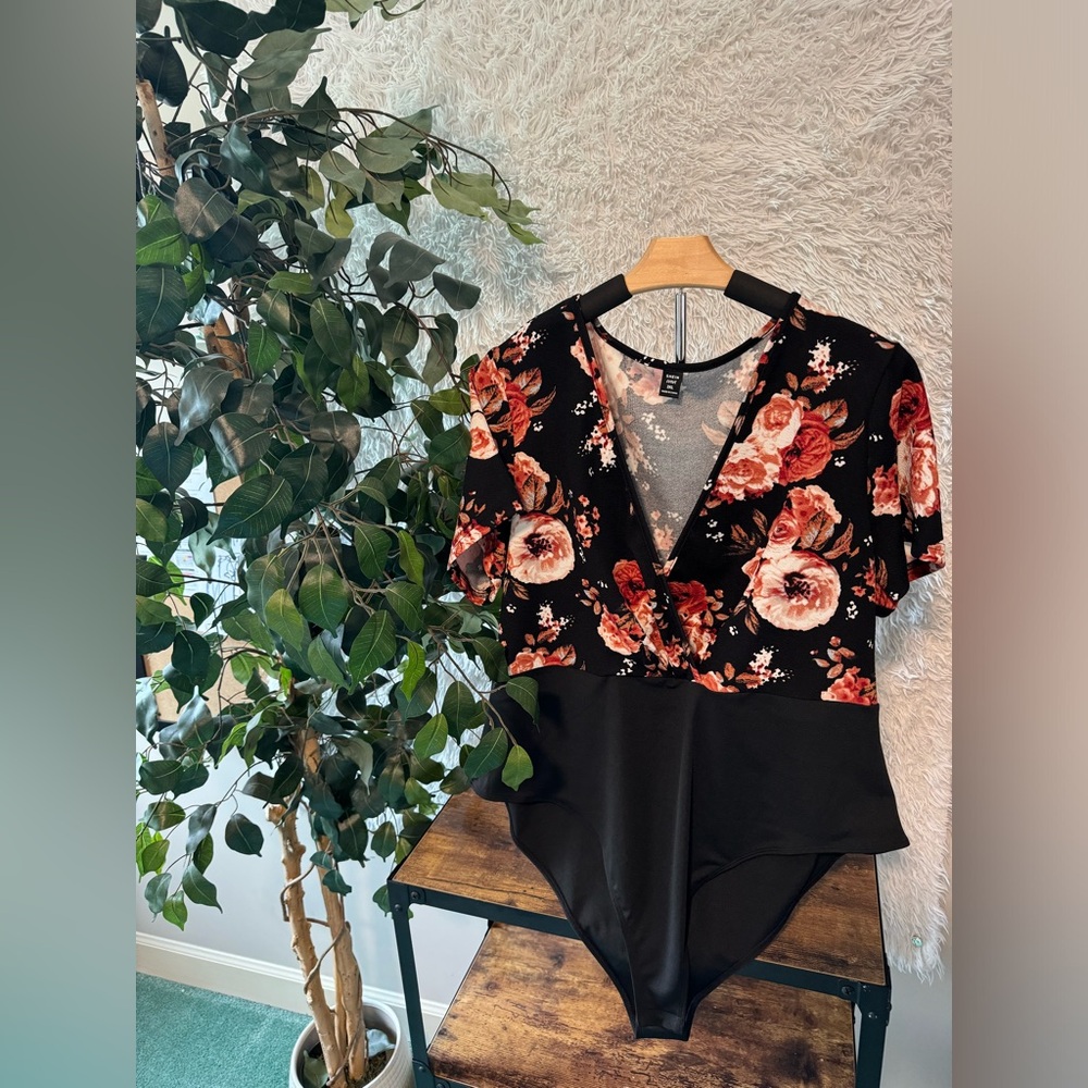 Black Floral V-Neck Bodysuit (Size 3X)